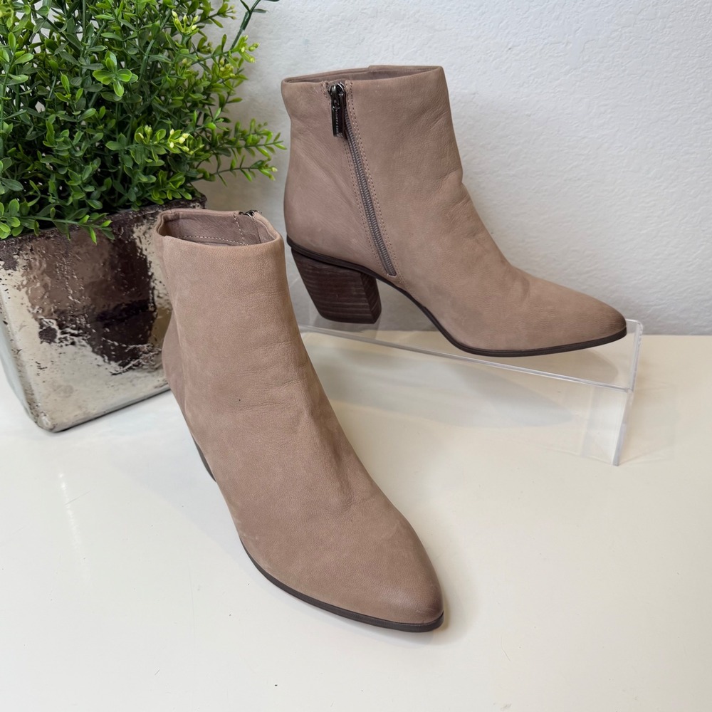 Vince Camuto Grasem Booties‎ Womens Taupe Leather Pointed Toe Block Heel 8.5M